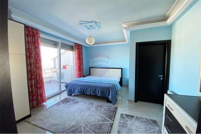 Tirane, jepet me qera 2+1 130 m² 600 Euro (kopshti botaik)