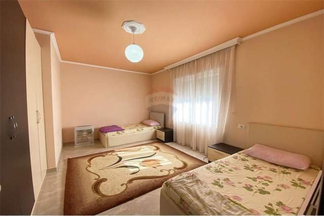 Tirane, jepet me qera 2+1 130 m² 600 Euro (kopshti botaik)