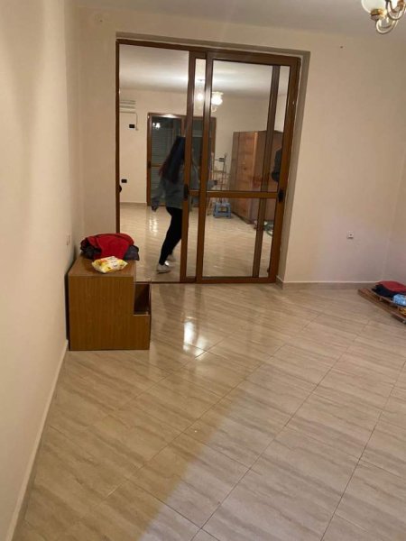 Tirane, jepet me qera apartament 3+1+BLK Kati 4, 85 m² 370 Euro (Ferit Xhajko)