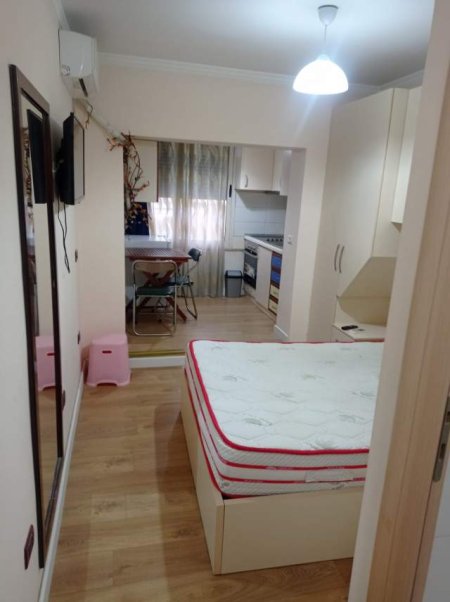 Tirane, jepet me qera apartament 1+1 Kati 5, 300 Euro