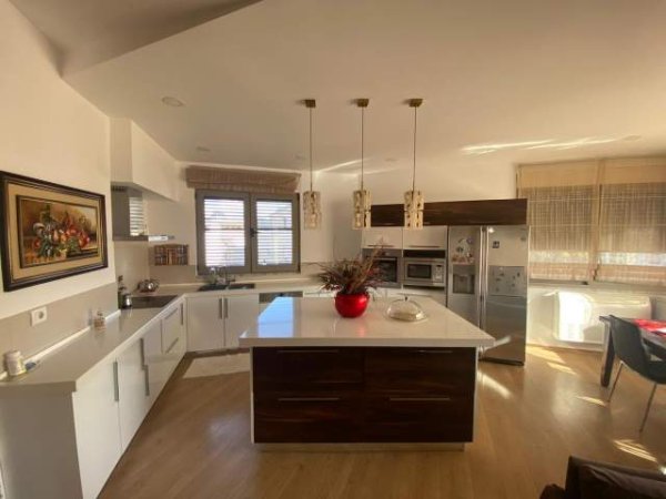 Tirane, jepet me qera apartament 3+1+BLK Kati 6, 140 m² 1.000 Euro (Liqeni i Thate)