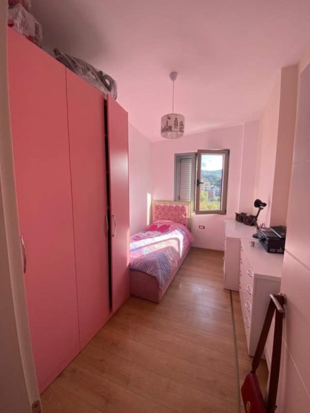 Tirane, jepet me qera apartament 3+1+BLK Kati 6, 140 m² 1.000 Euro (Liqeni i Thate)