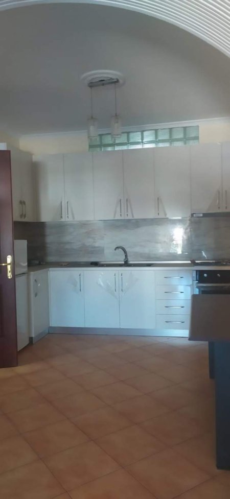 Tirane, jepet me qera apartament 2+1 105 m² 400 Euro (ZOGU ZI)