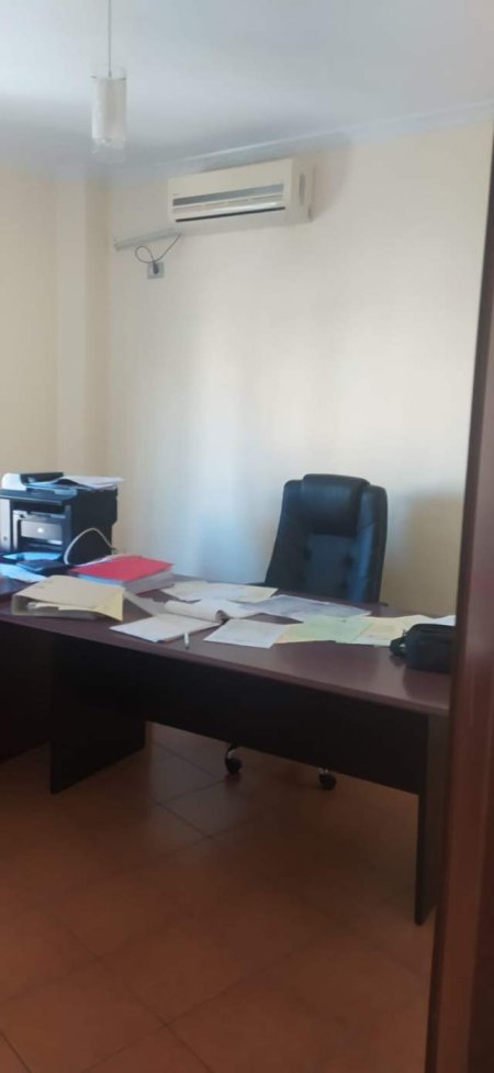 Tirane, jepet me qera apartament 2+1 105 m² 400 Euro (ZOGU ZI)