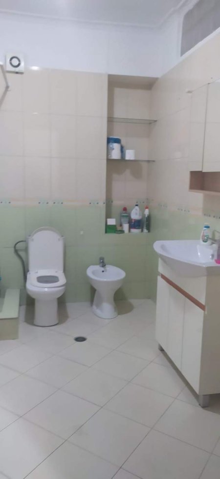 Tirane, jepet me qera apartament 2+1 105 m² 400 Euro (ZOGU ZI)
