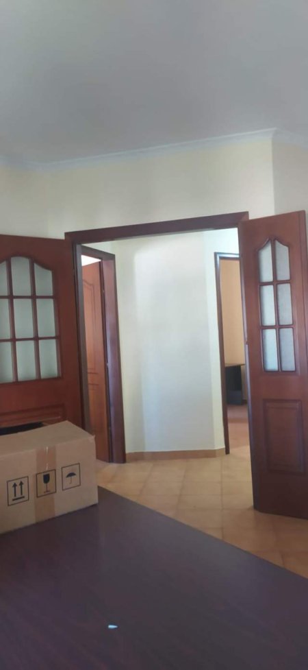 Tirane, jepet me qera apartament 2+1 105 m² 400 Euro (ZOGU ZI)