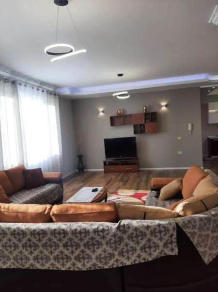 Tirane, jepet me qera apartament Kati 2, 170 m² 50.000 Leke
