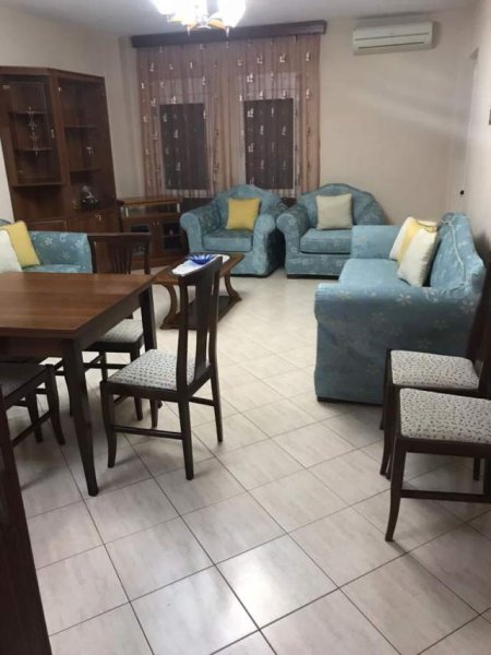 Tirane, jepet me qera apartament 1+1 81 m² 380 Euro (GLOBE)