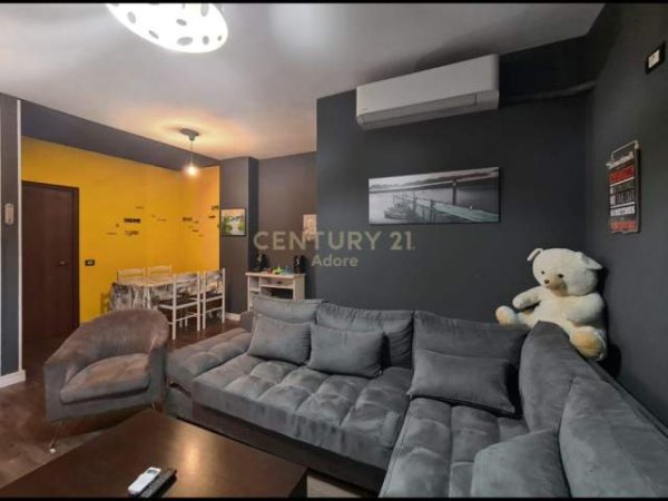 Tirane, shes apartament 2+1+BLK Kati 8, 100 m² 95.000 Euro (misto mame)