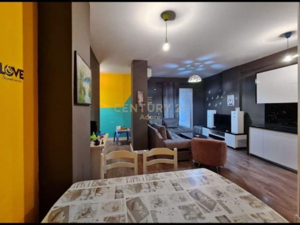 Tirane, shes apartament 2+1+BLK Kati 8, 100 m² 95.000 Euro (misto mame)