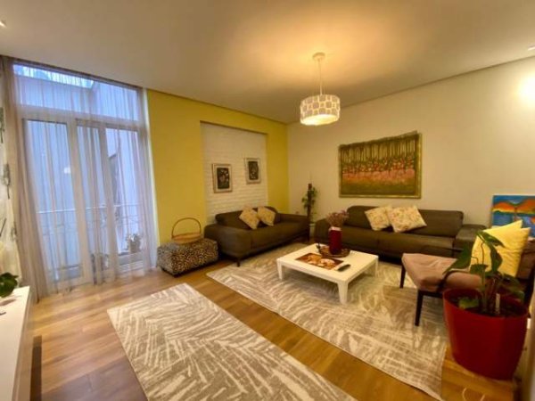 Tirane, jepet me qera apartament 2+1 Kati 8, 103 m² 800 Euro (Rruga e Barrikadave)