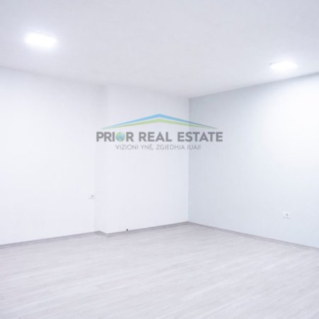 Tirane, jepet me qera apartament 2+1+2+tarrace per zyra, Kati 6, 193 m² 100.000leke/muaj (Sheshi Willson)