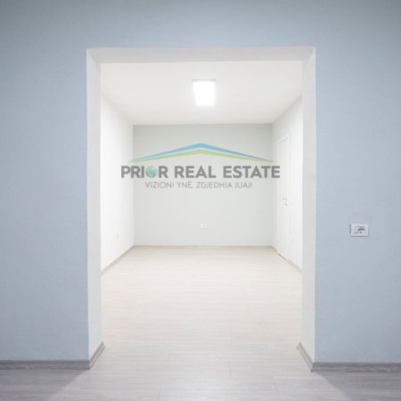 Tirane, jepet me qera apartament 2+1+2+tarrace per zyra, Kati 6, 193 m² 100.000leke/muaj (Sheshi Willson)