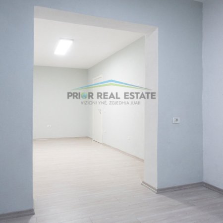 Tirane, jepet me qera apartament 2+1+2+tarrace per zyra, Kati 6, 193 m² 100.000leke/muaj (Sheshi Willson)