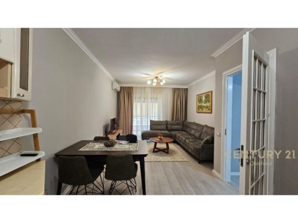 Tirane, jepet me qera apartament 2+1+Aneks+Ballkon Kati 1, 98 m² 750 € (Komuna e Parisit)