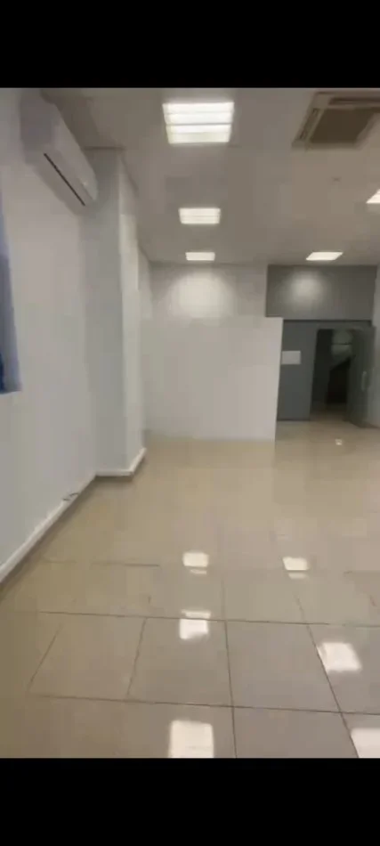 Tirane, jepet me qera ambjent biznesi Kati 1, 60 m² 550 € (Sheshi Willson)