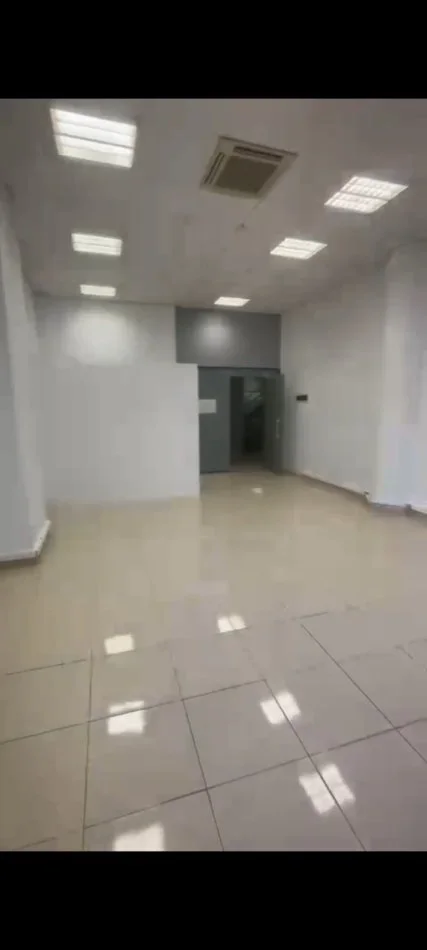 Tirane, jepet me qera ambjent biznesi Kati 1, 60 m² 550 € (Sheshi Willson)