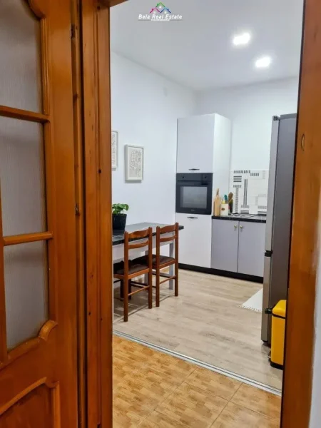Tirane, jepet me qera apartament 1+1 Kati 1, 50 m² 500 € (Rruga e Elbasanit)