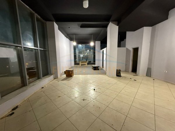 ALF47139 Tirane, jepet me qera ambjent biznesi Kati 1, 87 m² 500 € (Fresku)