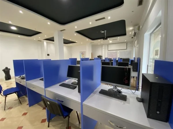 Tirane, jepet me qera ambjent biznesi Kati 0, 100 m² 800 € (Vasil Shanto)