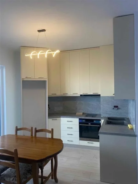 Tirane, jepet me qera apartament 1+1+Ballkon Kati 7, 70 m² 550 € (Fusha e Aviacionit)