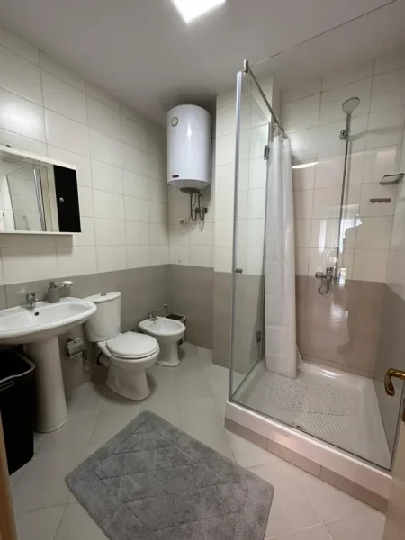 Tirane, jepet me qera apartament 2+1+Ballkon , 87 m² 700 € (Rr. Jordan Misja te lavazh 07)