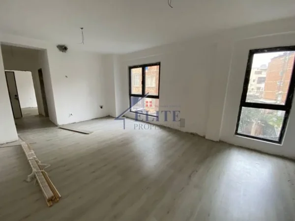 Tirane, jepet me qera zyre Kati 2, 82 m² 1.000 € (Pazari i Ri)
