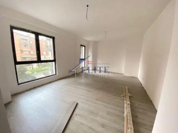 Tirane, jepet me qera zyre Kati 2, 82 m² 1.000 € (Pazari i Ri)