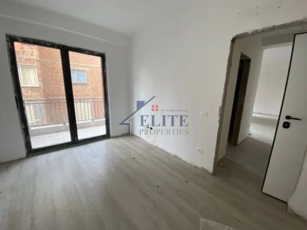 Tirane, jepet me qera zyre Kati 2, 82 m² 1.000 € (Pazari i Ri)