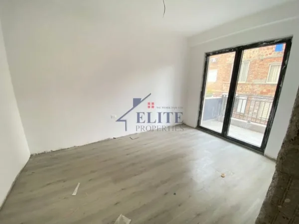 Tirane, jepet me qera zyre Kati 2, 82 m² 1.000 € (Pazari i Ri)