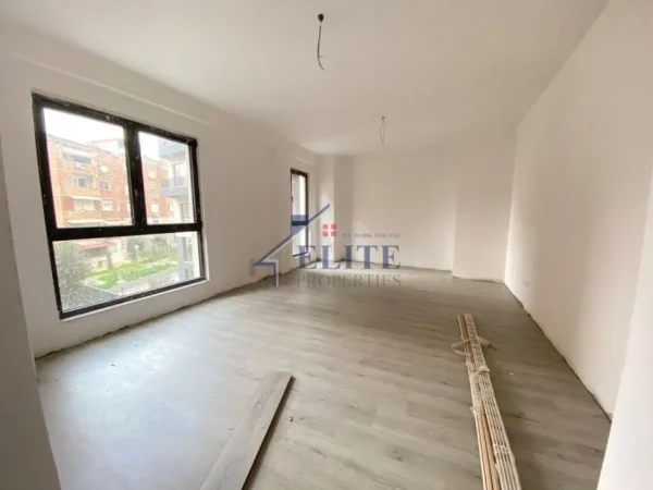 Tirane, jepet me qera zyre Kati 2, 82 m² 1.000 € (Pazari i Ri)