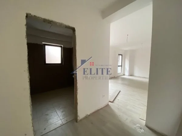 Tirane, jepet me qera zyre Kati 2, 82 m² 1.000 € (Pazari i Ri)