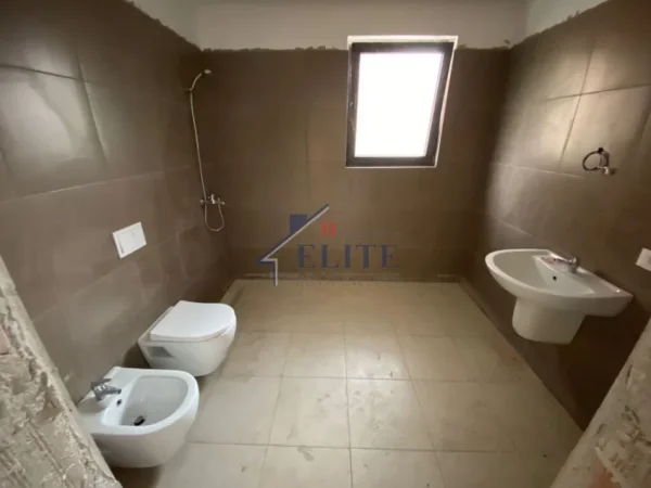 Tirane, jepet me qera zyre Kati 2, 82 m² 1.000 € (Pazari i Ri)