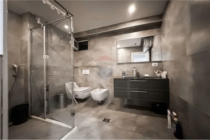 Tirane, jepet me qera apartament 2+1 Kati 1, 115 m² 850 € (Sami Frasheri)