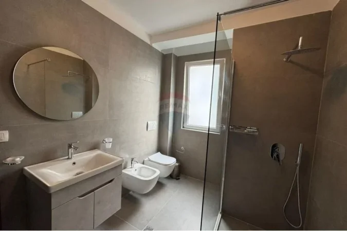 Tirane, jepet me qera apartament 2+1 , 135 m² 900 € (Komuna Parisit)
