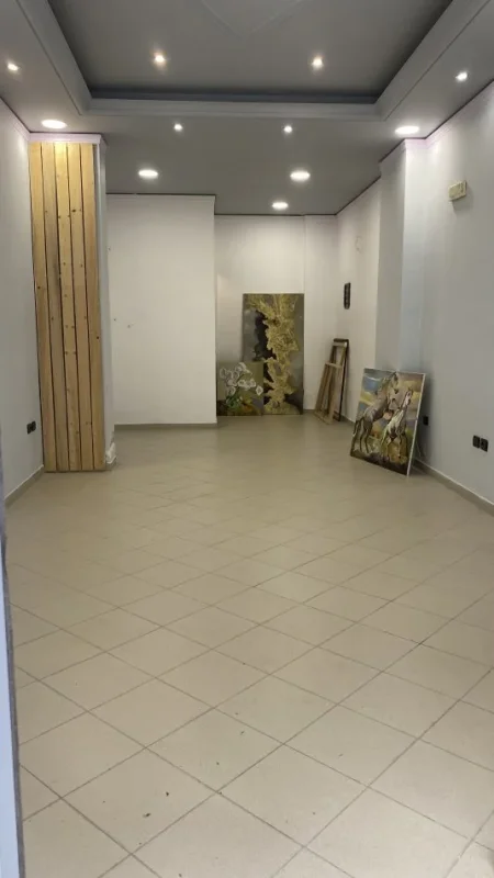 Vlore, jepet me qera dyqan Kati 0, 40 m² 250 € (Bulevardi Ismail Qemali)