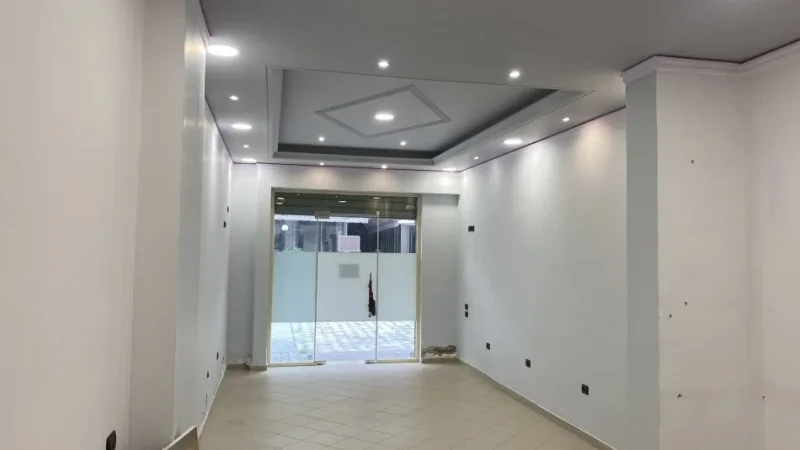 Vlore, jepet me qera dyqan Kati 0, 40 m² 250 € (Bulevardi Ismail Qemali)