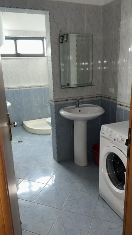 Tirane, jepet me qera apartament 2+1 Kati 7, 100 m² 600 € (Vasil Shanto)