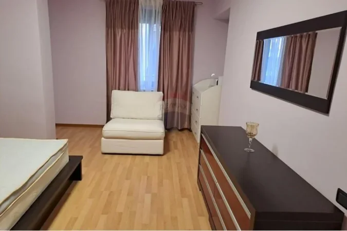 Tirane, jepet me qera apartament 2+1 , 650 € (Kopshti Zoologjik)