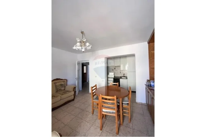 Tirane, jepet me qera apartament 3+1 , 450 € (Selvia)
