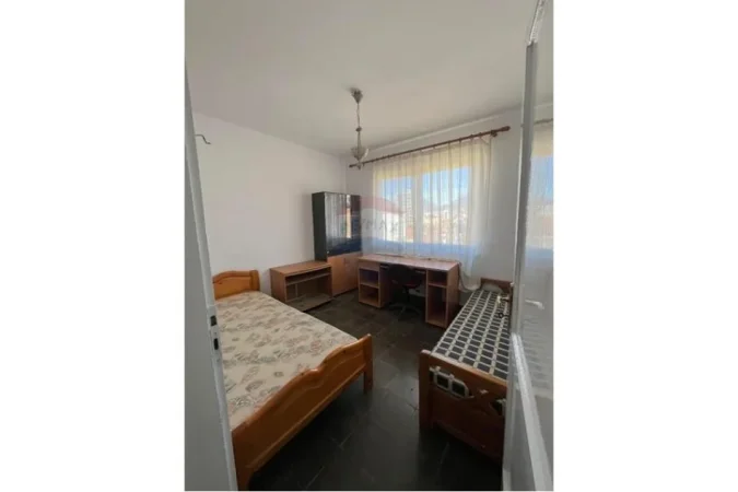 Tirane, jepet me qera apartament 3+1 , 450 € (Selvia)