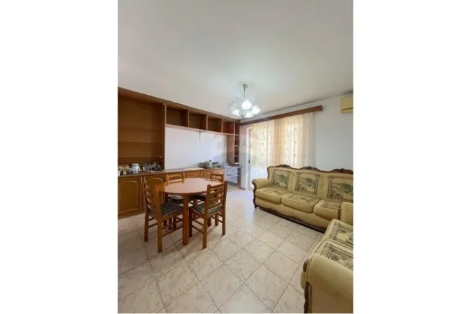 Tirane, jepet me qera apartament 3+1 , 450 € (Selvia)