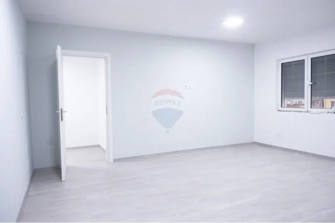 Tirane, jepet me qera ambjent biznesi , 1.000 € (Sheshi Wilson)
