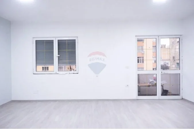 Tirane, jepet me qera ambjent biznesi , 1.000 € (Sheshi Wilson)