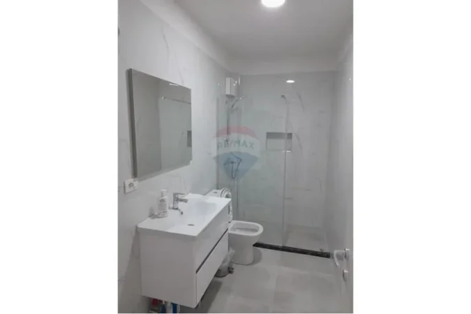 Tirane, jepet me qera ambjent biznesi , 1.000 € (Sheshi Wilson)