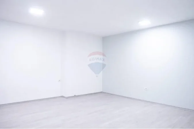 Tirane, jepet me qera ambjent biznesi , 1.000 € (Sheshi Wilson)
