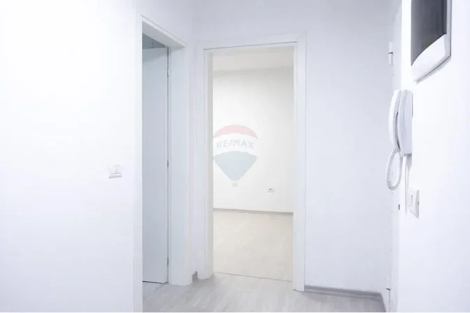 Tirane, jepet me qera ambjent biznesi , 1.000 € (Sheshi Wilson)