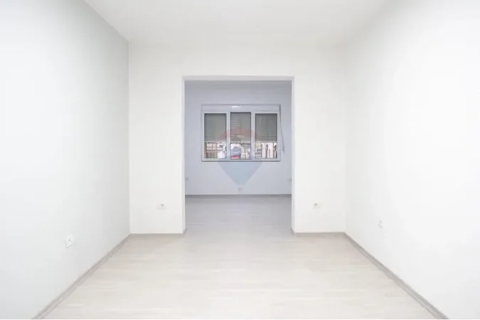 Tirane, jepet me qera ambjent biznesi , 1.000 € (Sheshi Wilson)
