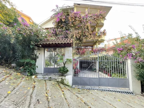 Tirane, shes Vile , 582 m² 800.000 € (Vilat Gjermane, Rruga e Elbasanit)