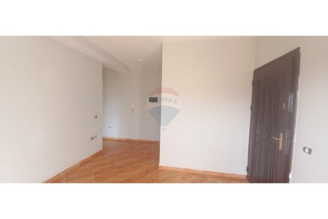Tirane, jepet me qera apartament 2+1 , 400 € (Brryli)